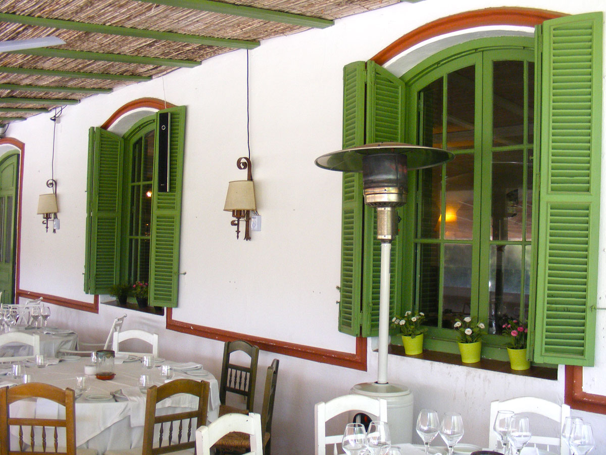 El porche de La Cabaña de Sotogrande